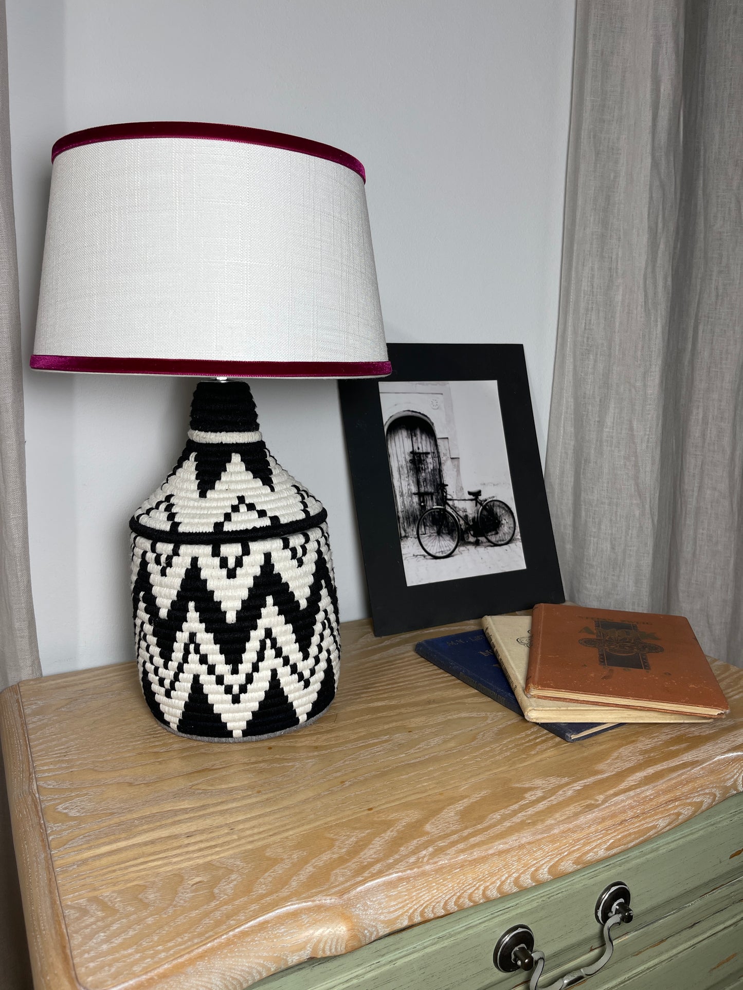 Lámpara BELDI negra y blanca