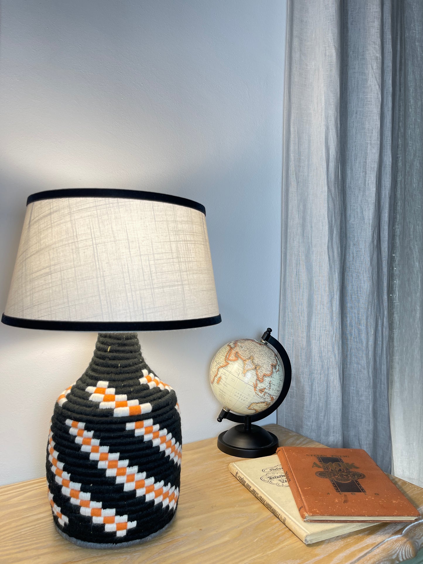 Lámpara BELDI negra y naranja