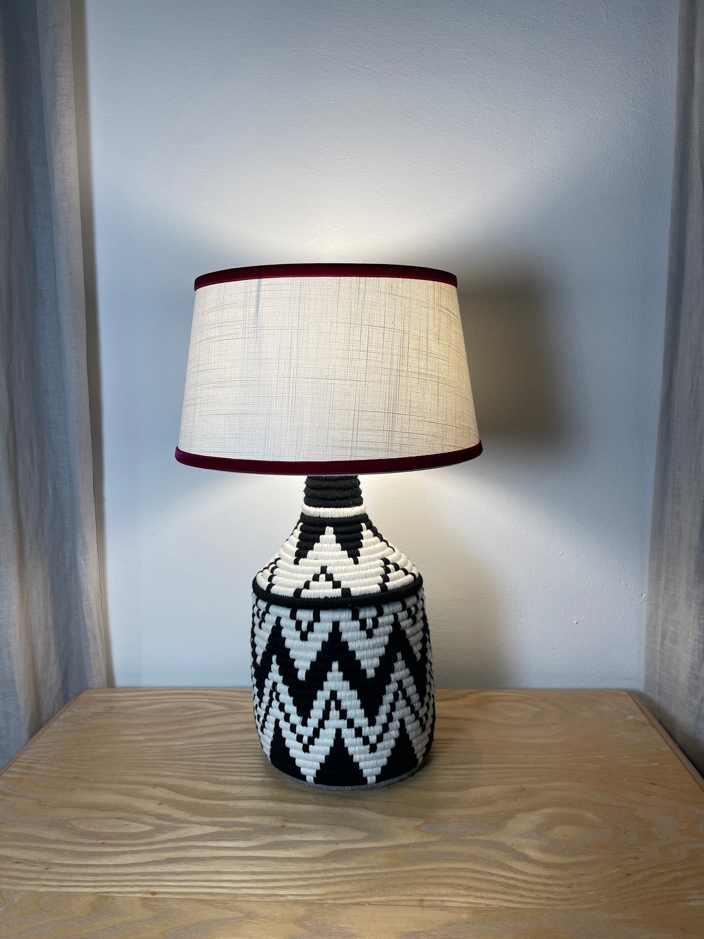 Lámpara BELDI negra y blanca