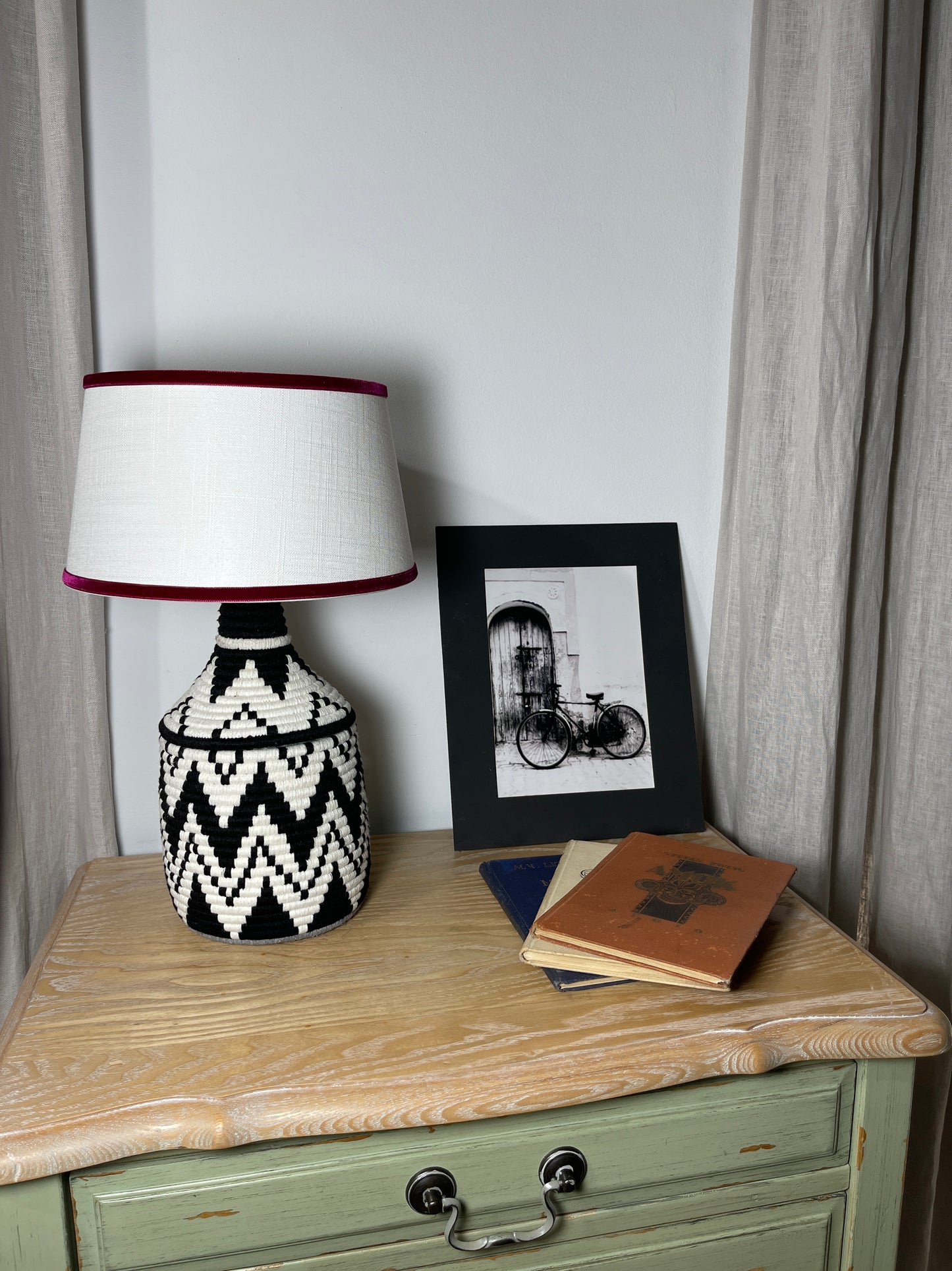 Lámpara BELDI negra y blanca