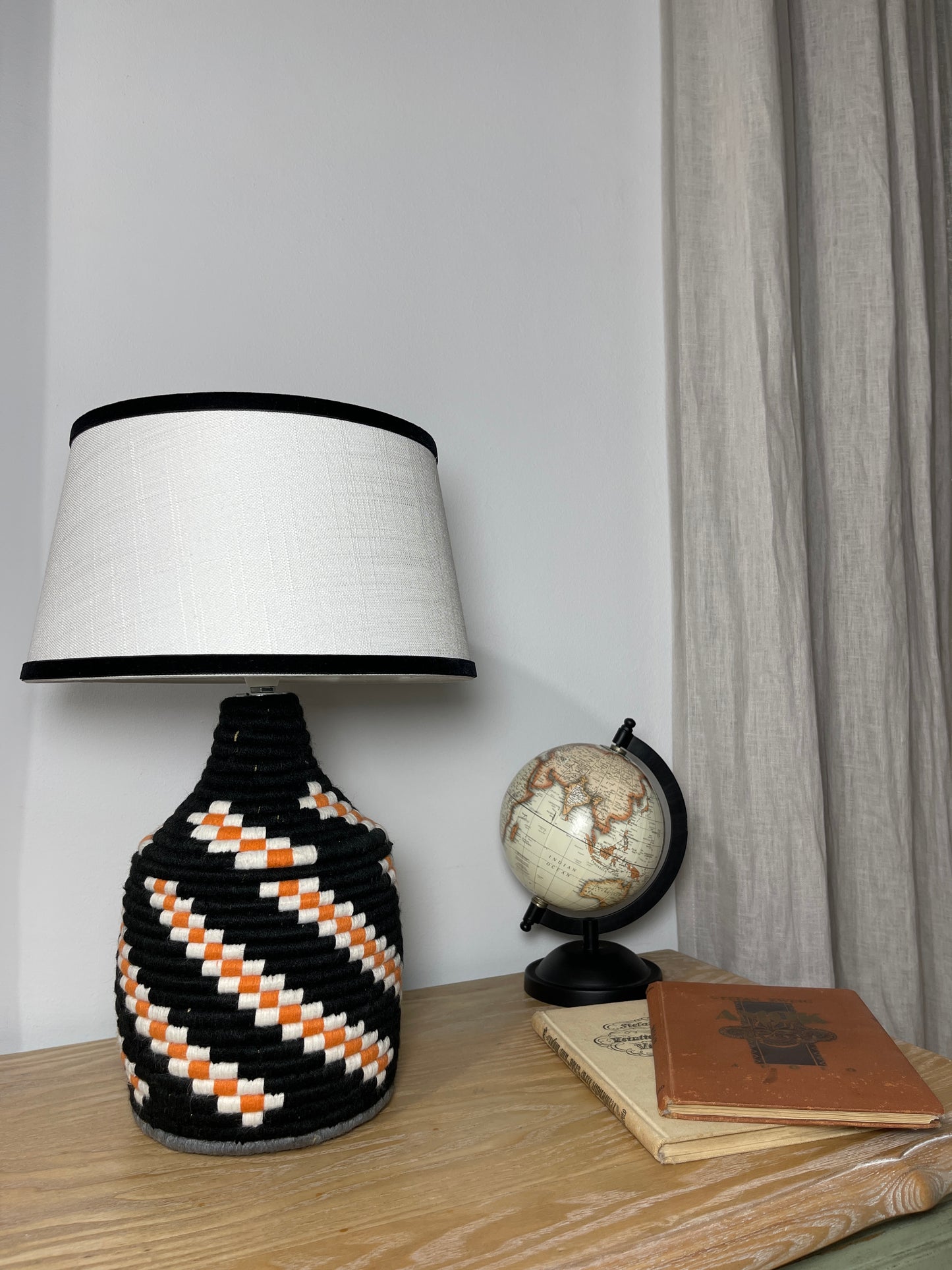 Lámpara BELDI negra y naranja